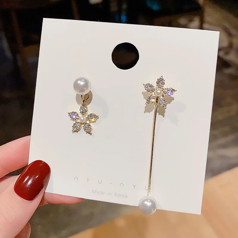 Ассиметричные серьги-гвоздики в виде цветка из серебра пробы |