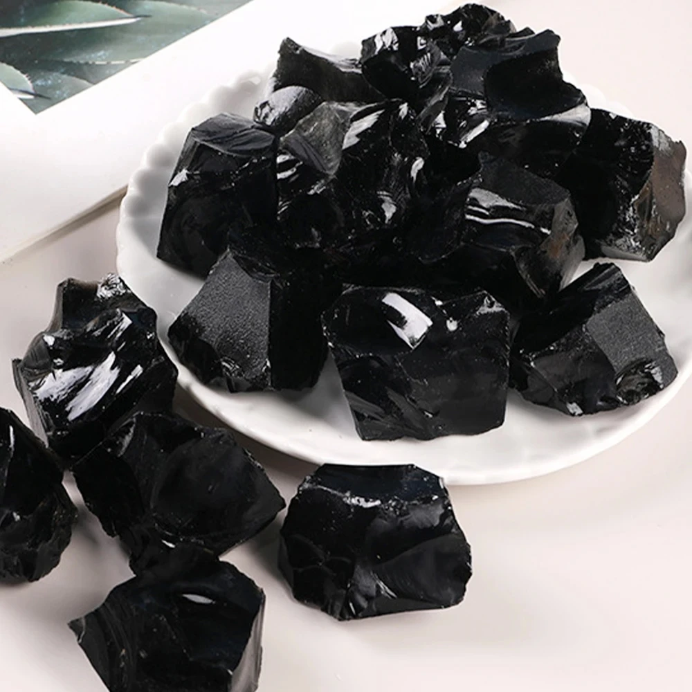 

Необработанные кристаллы кварц и обсидиан для дома