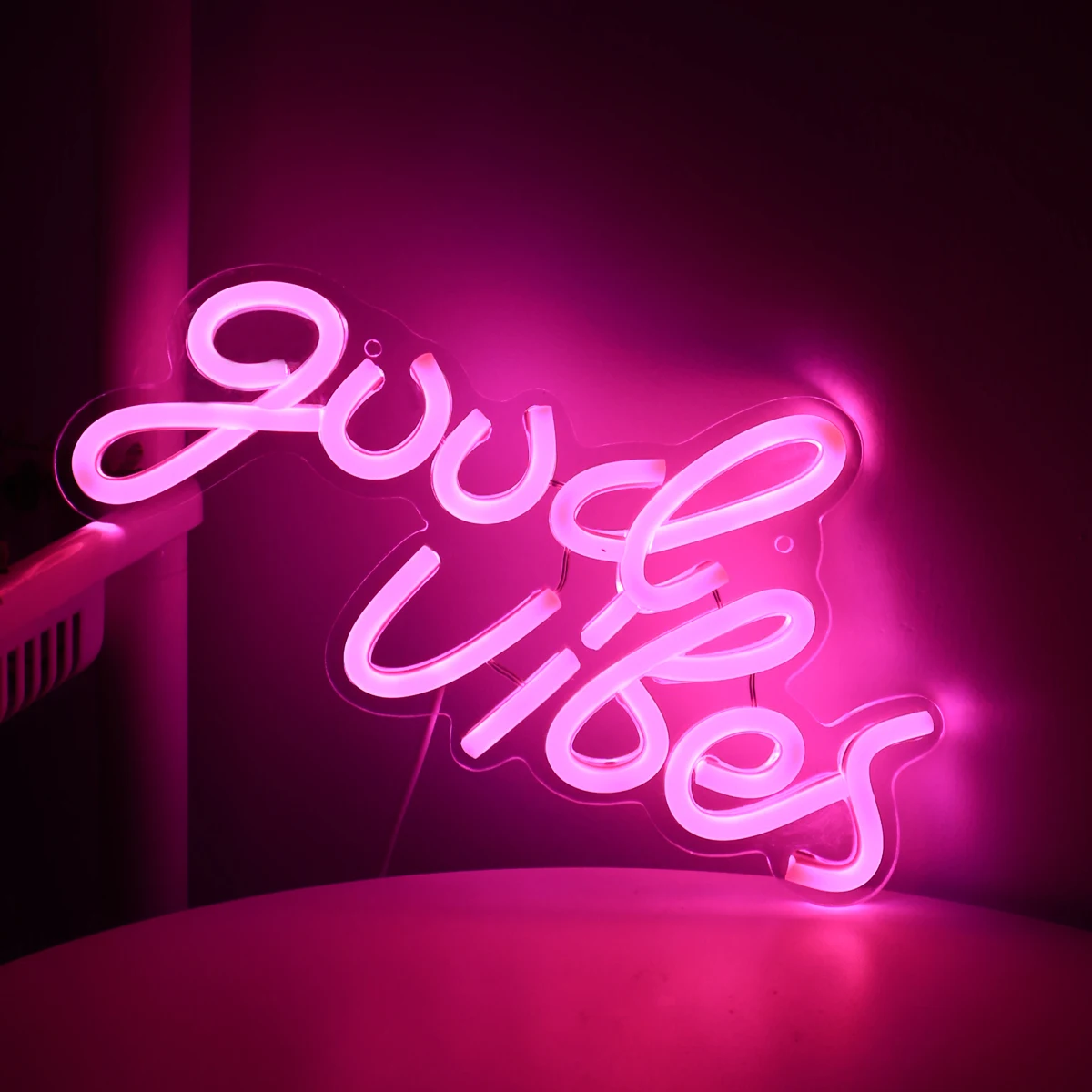 Рисунок 5 - яркая настенная неоновая вывеска для помещения