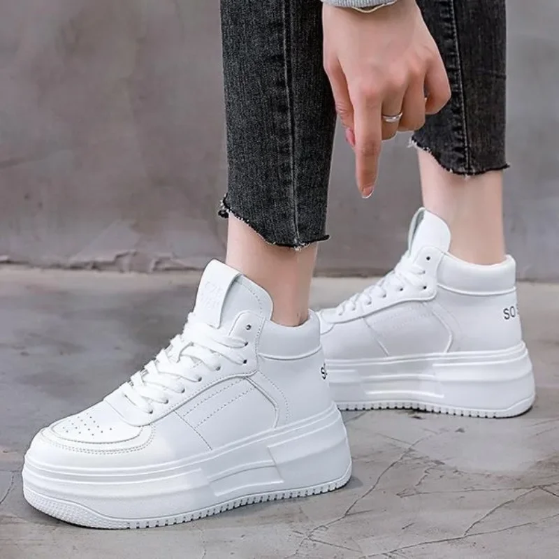 Женские кроссовки из натуральной кожи на танкетке 6 см