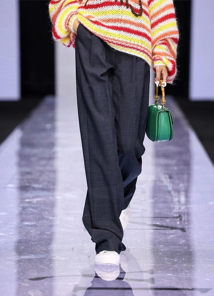 Такой же двойной плиссированный дизайн Xiaojingjia показывает тонкую и высокую