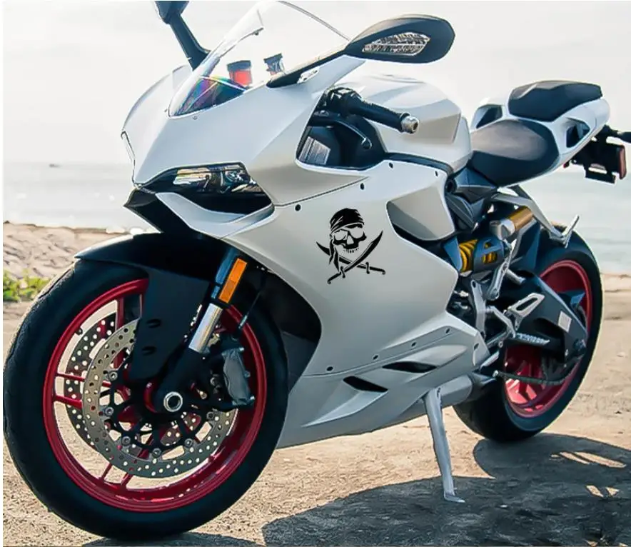 Индивидуальная наклейка на мотоцикл с изображением пиратского черепа