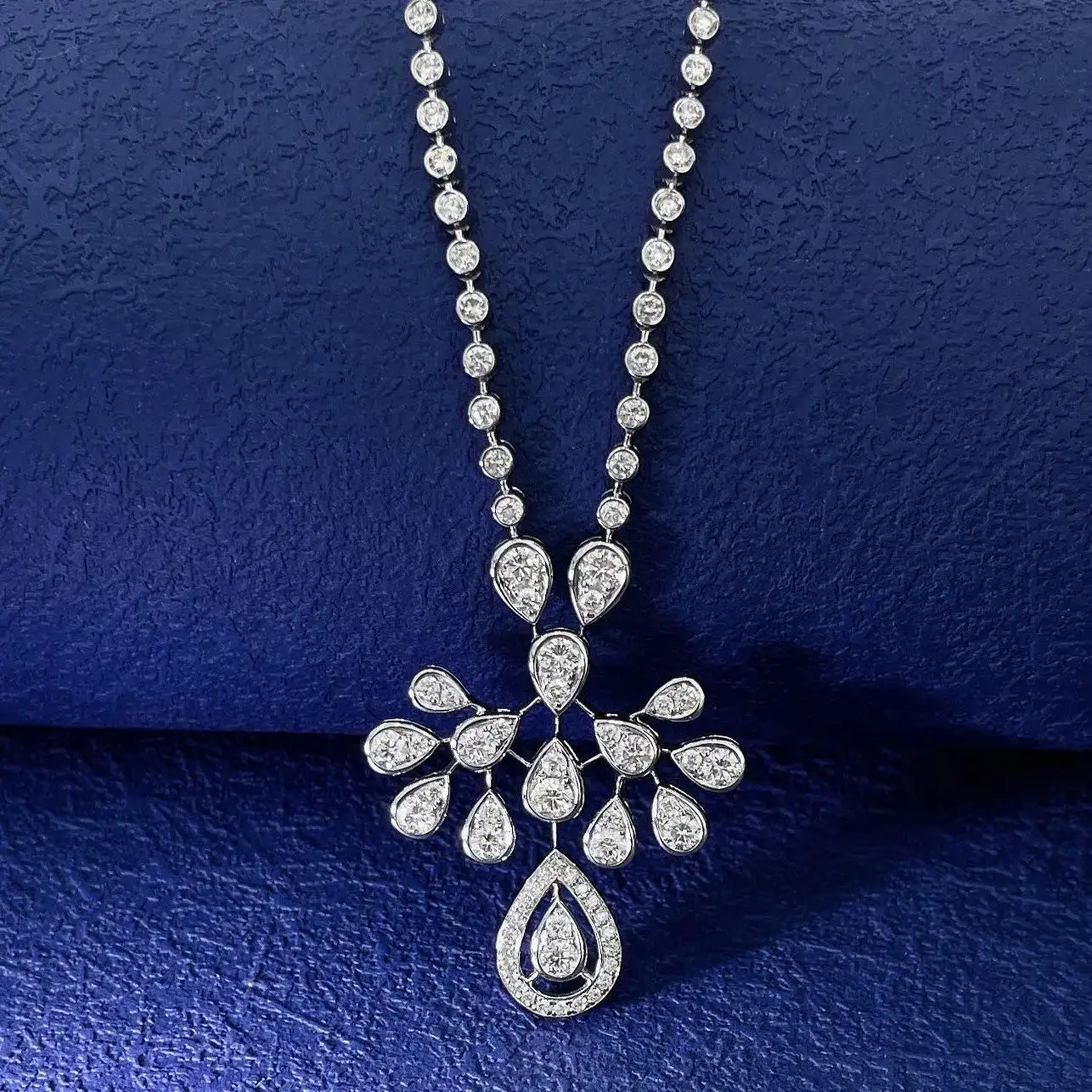 Женское колье из 18-каратного золота с бриллиантами