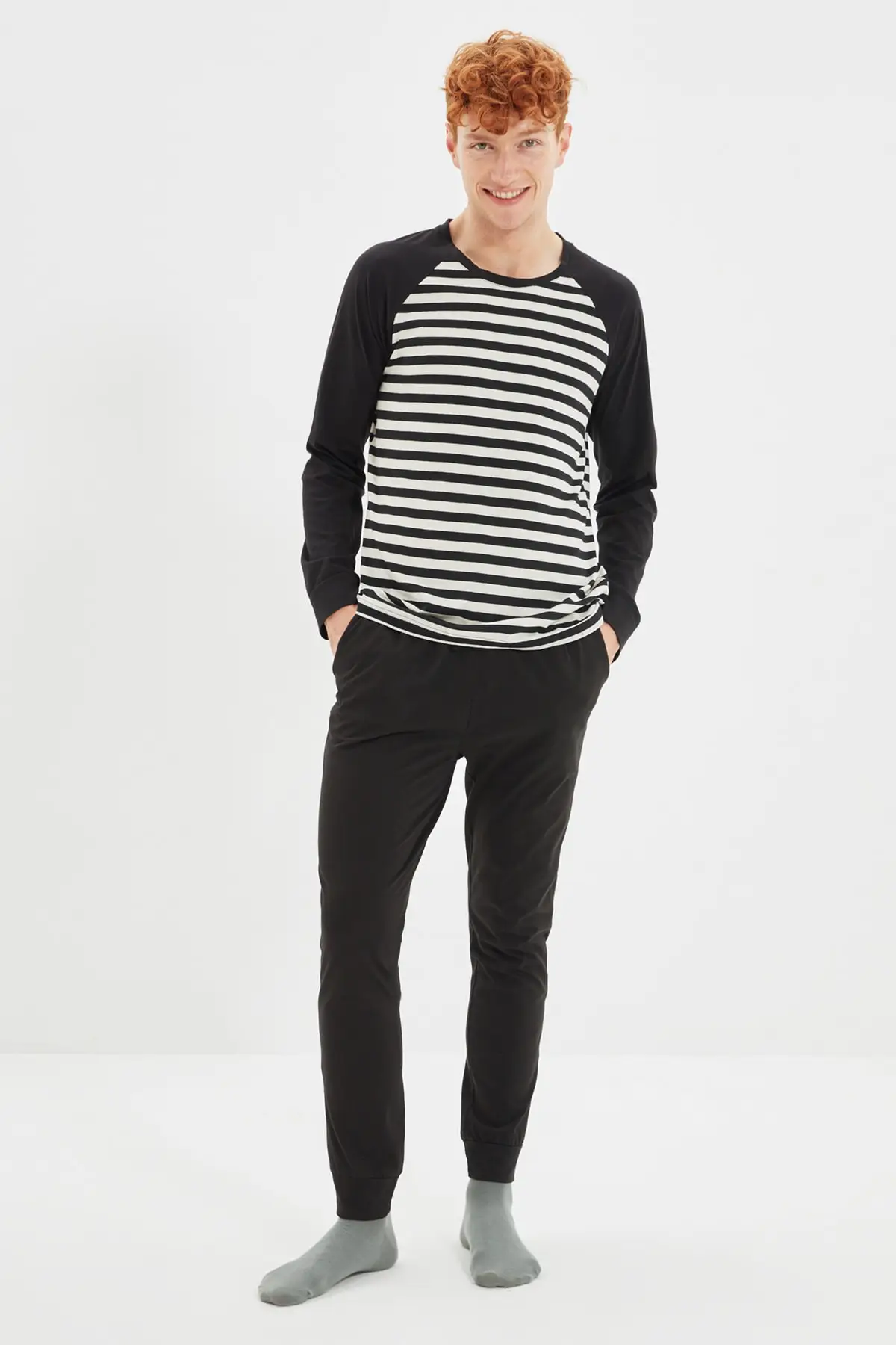 

Trendyol Men 'S Regular Fit Striped Pajamas set TMNAW22PT0483