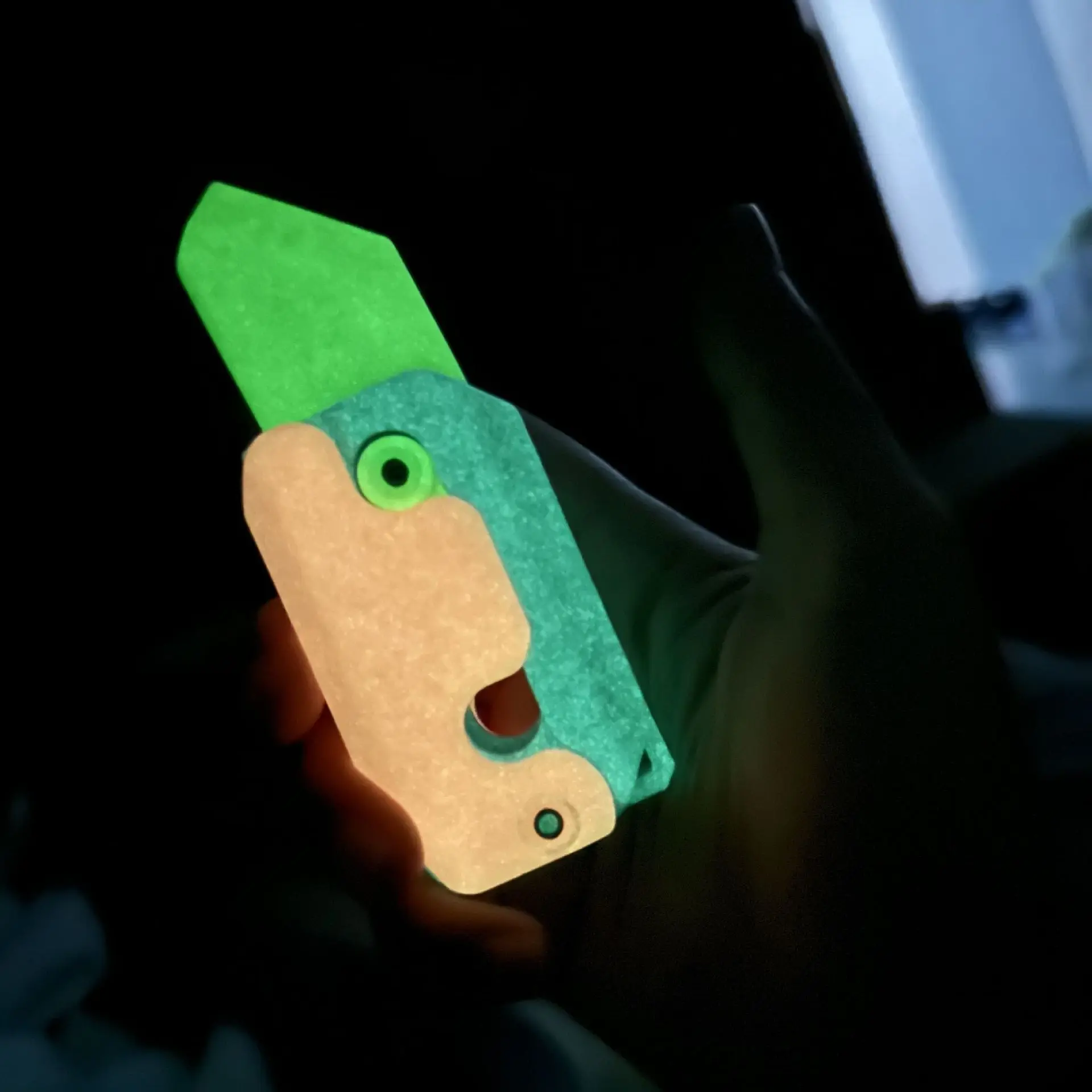 

3D Carrot Gravity Knife Fidget Toys Children Decompression Push Card Small Toy 3D Printing Plastic Carrot Knife Noctilucent