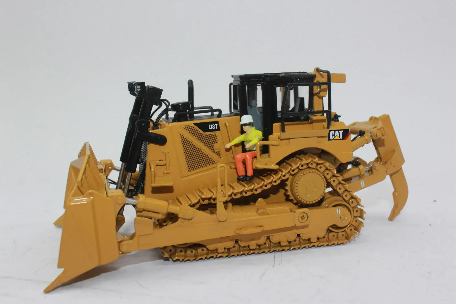 

CAT CATERPILLAR D8T гусеничный трактор, бульдозер 1/50 от бренд DIECAST MASTERS DM85566