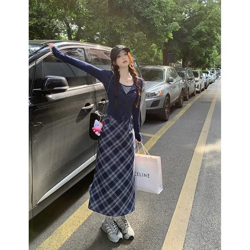 Женское платье с воротником-халтером длинное клетчатое длинным рукавом осень 2024