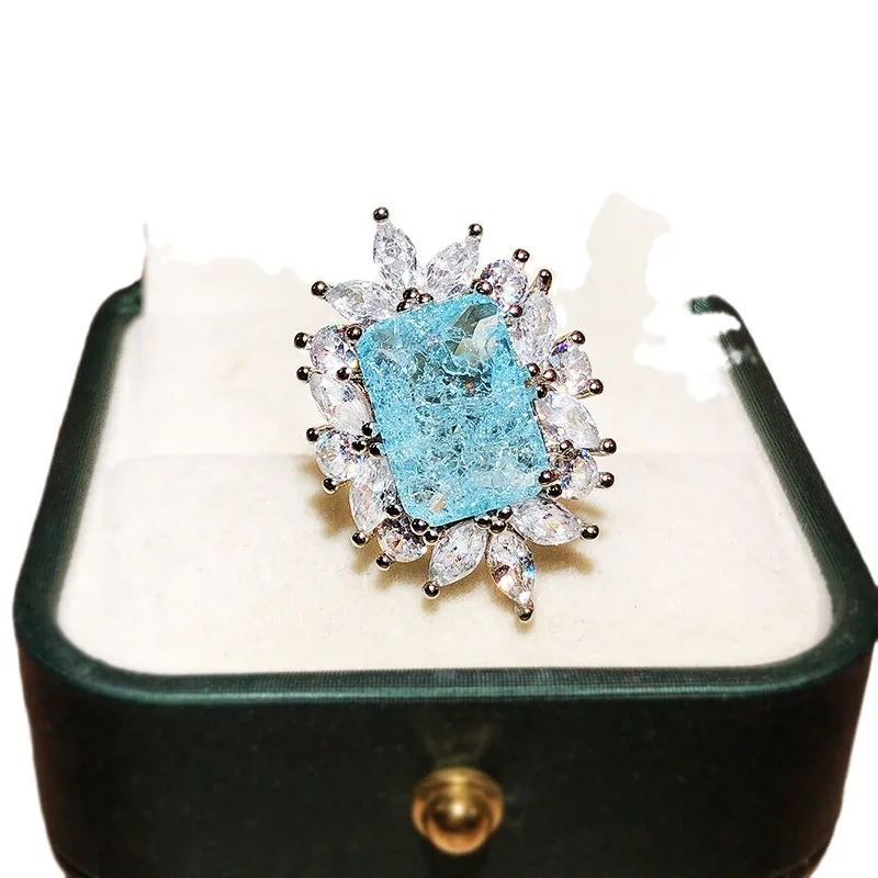 Кольцо со сверкающим аквамарином покрытым золотом 18 карат с несколькими