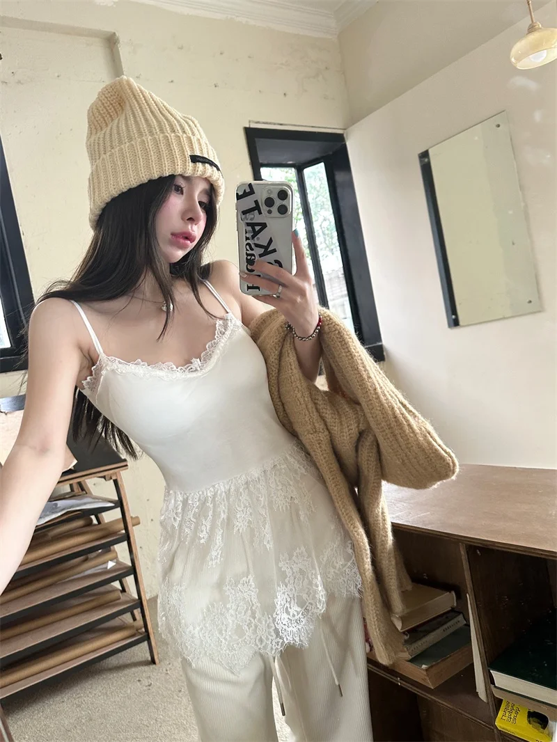 Белая майка с кружевной строчкой женская осенняя облегающая внутренняя одежда