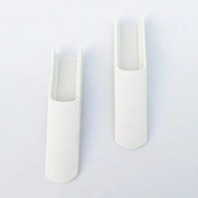 Стул для обеда Ins с длинной поддержкой ног и расширенными защитными аксессуарами, а также стол Tripp Trapp.