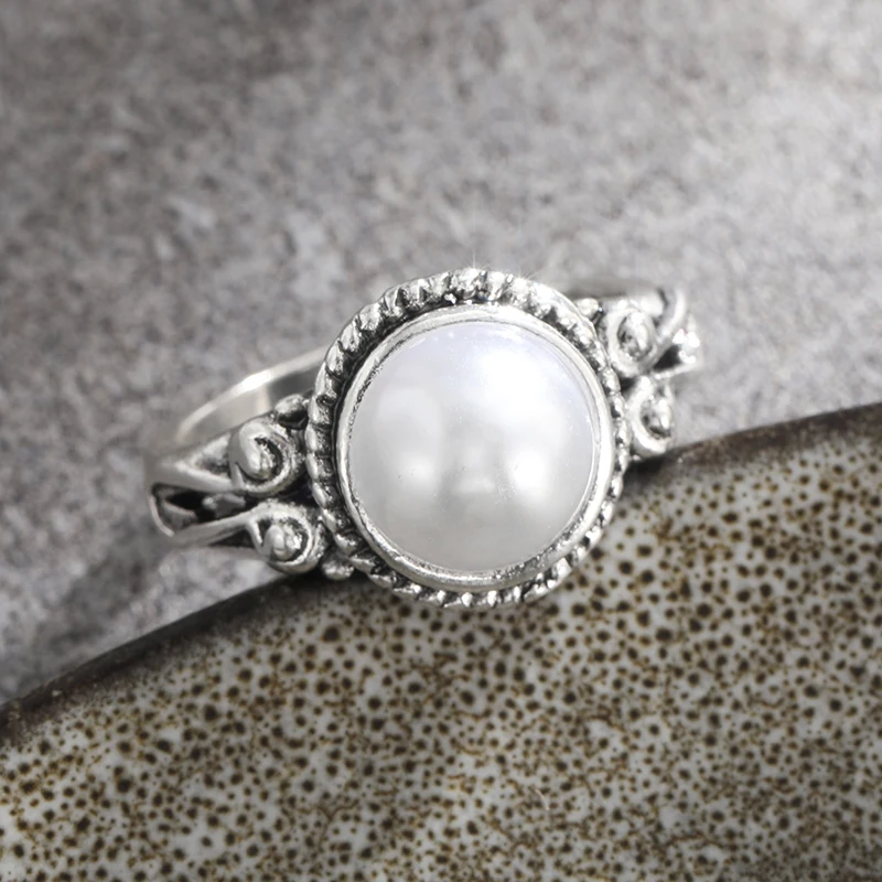 Женское кольцо с искусственным жемчугом серебристое