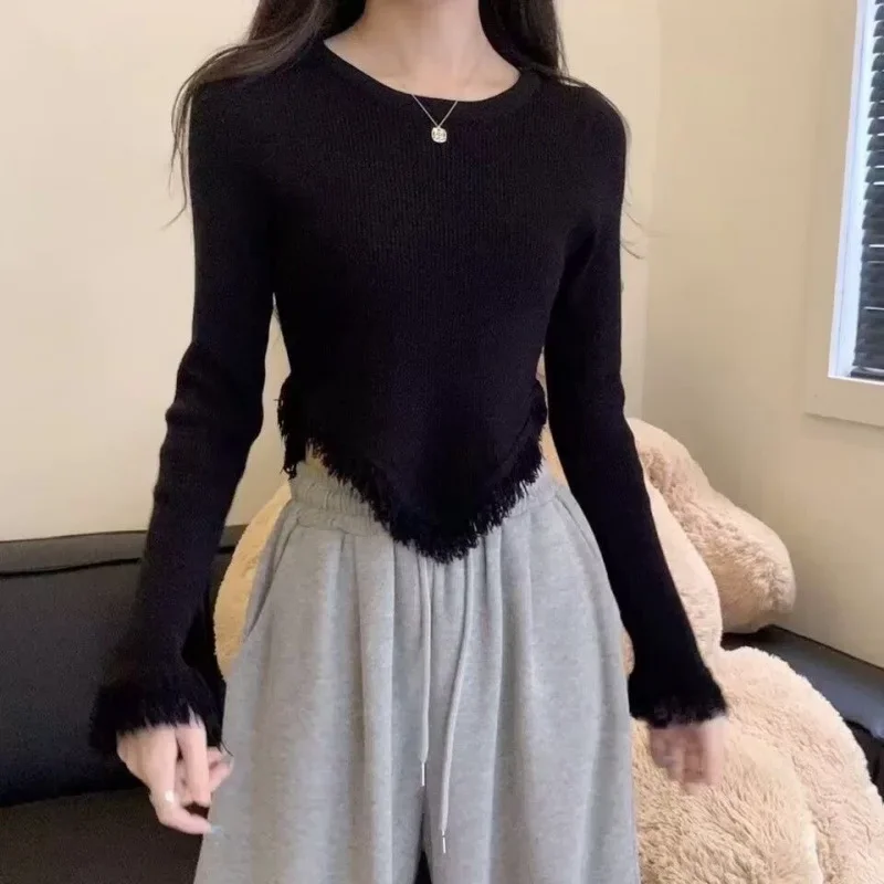 Женская футболка с длинным рукавом круглым вырезом и бахромой