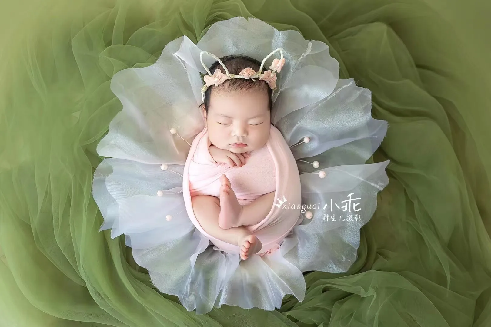 

Фон для фотосъемки новорожденных с лепестками и белым одеялом и жемчугом