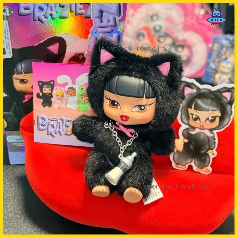 Фото Оригинальная серия MGA Bratz Bratziez Iconz: Модная плюшевая кукла в закрытой коробке, милый портативный кулон, декор для дома, подарочная коробка-сюрприз №1