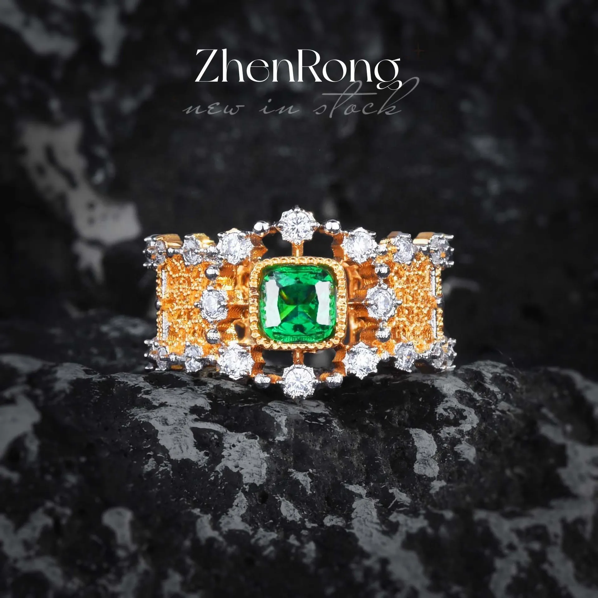 

Foydjew Italian Vintage Jewelry Hollow Out Lace Pattern Two-color Gold Rings Inlaid Simulated Emerald Square Green Diamond Ring