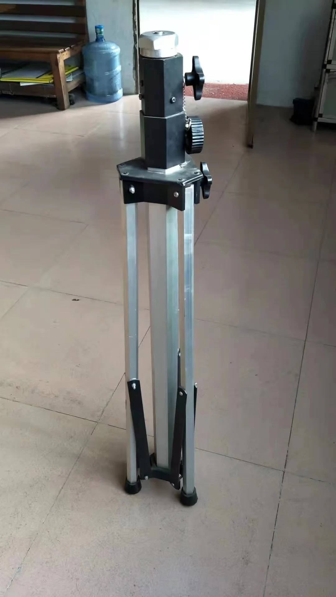 

Tripod Stand for 7-Halo Hexa LED Pixel Back Lighting