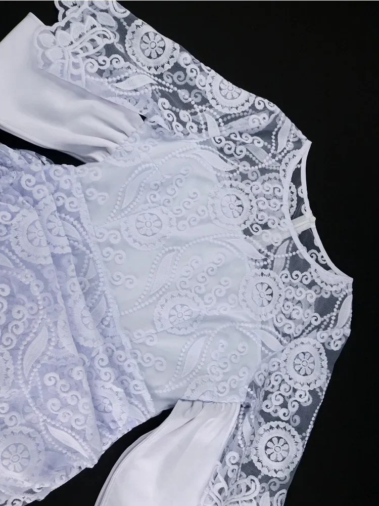 Женское кружевное платье с вышивкой белое винтажное средней длины вырезом