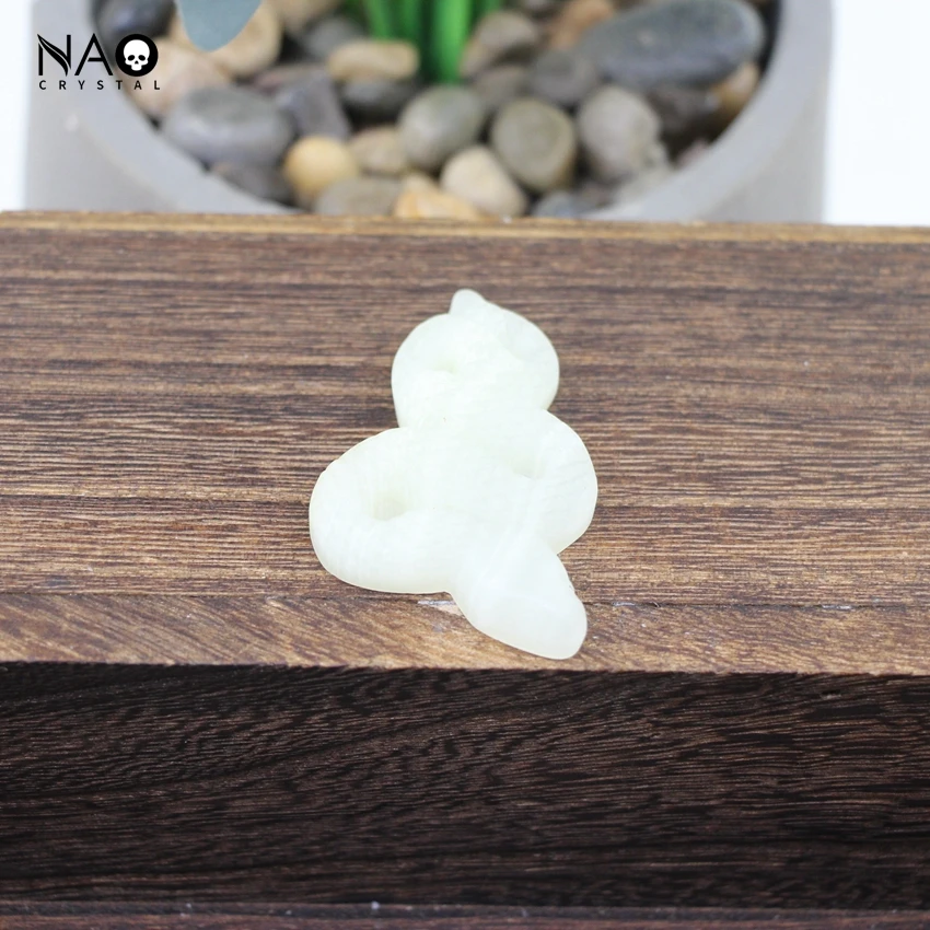 

Статуя змеи из розового кварца