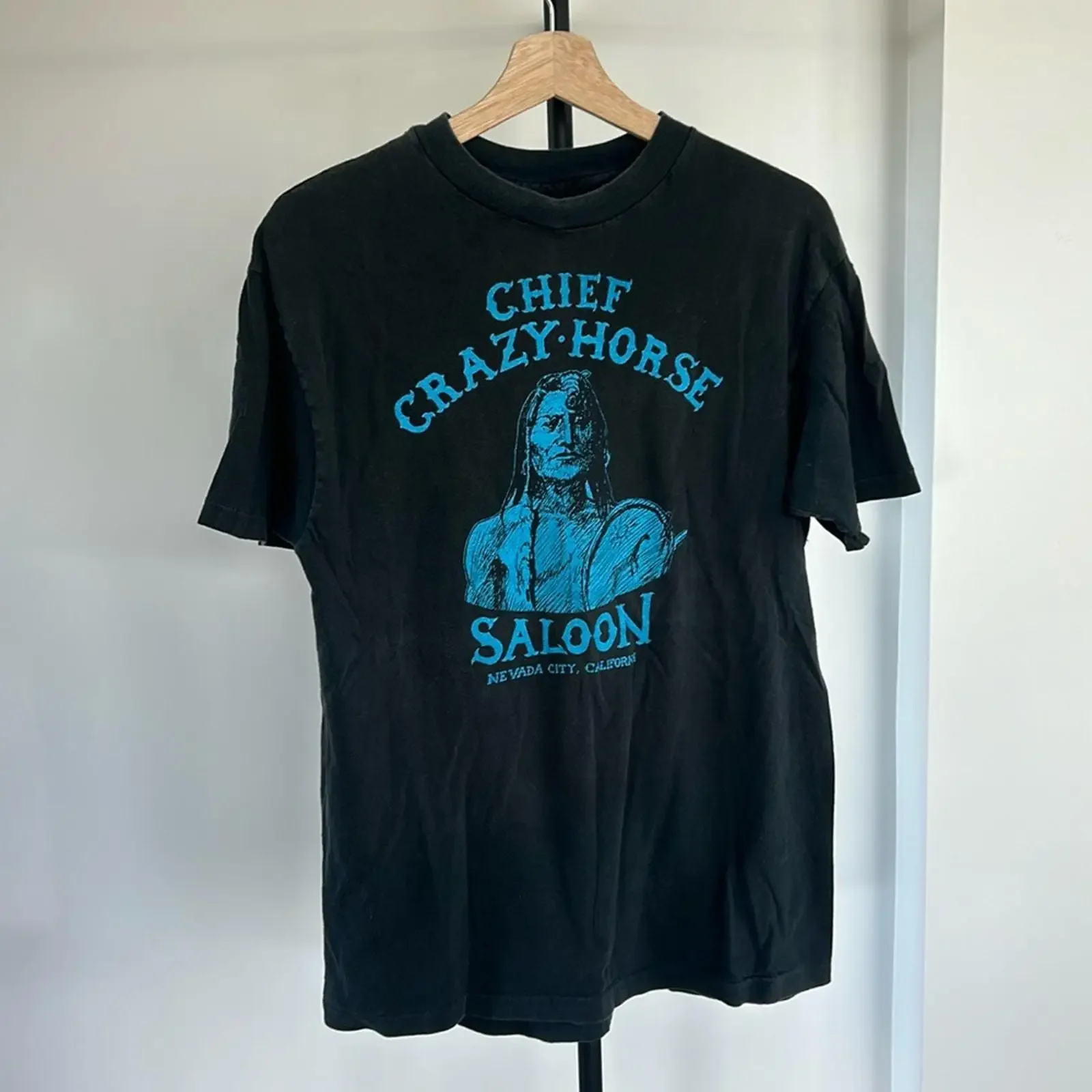 Фото Винтажная футболка 1989 года Chief Crazy Horse Saloon, универсальная, эластичная, дизайнерская одежда для мужчин, топ для повседневной носки. №1