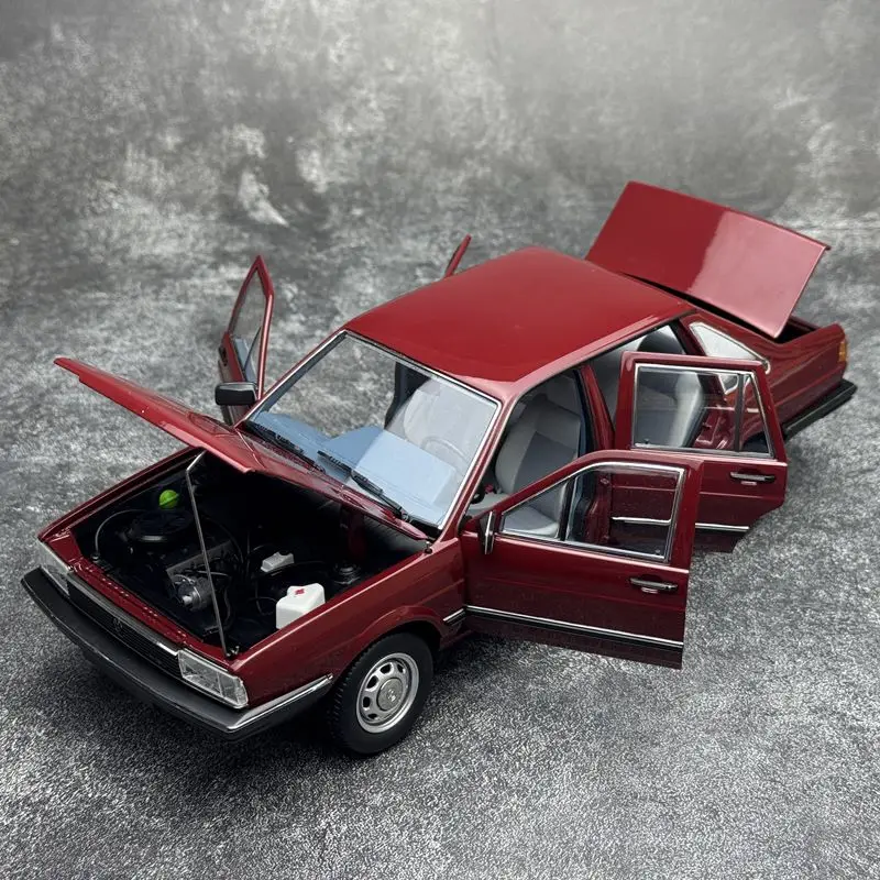 Фото Коллекционная модель автомобиля Volkswagen Passat B2 Santana 1983 года, масштаб 1:18, классический седан из сплава, подарок, винтажная модель для игр и коллекций №4