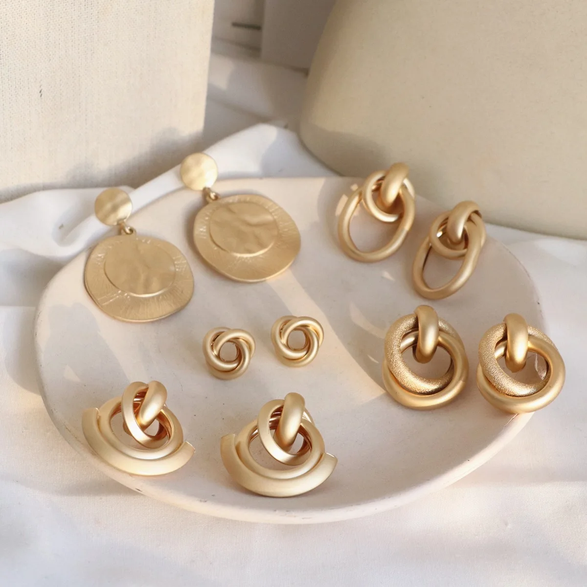 

Золотые металлические серьги гвоздики в стиле ретро для женщин и девушек, модные ювелирные изделия, геометрические кресты, серьги-гвоздики,...