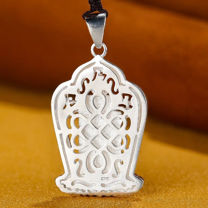 Карманный оберег Калачакра из тибетского серебра размером 5*2.6 см с рисунком восьми грамматик и символом мира.