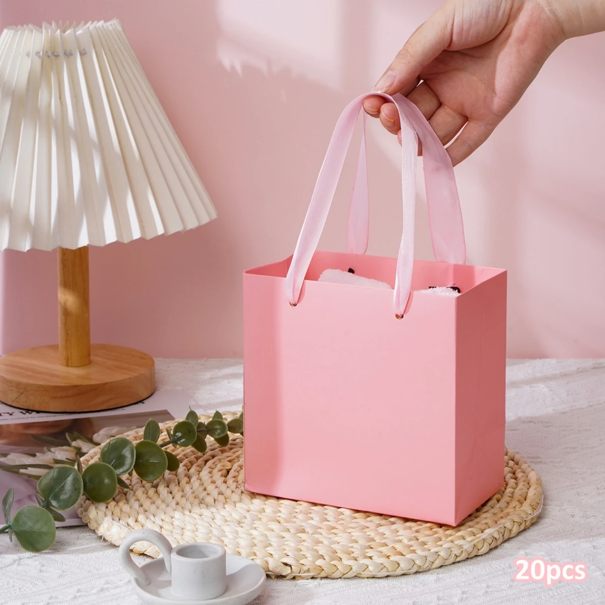 

Розовые подарочные пакеты из крафт-бумаги