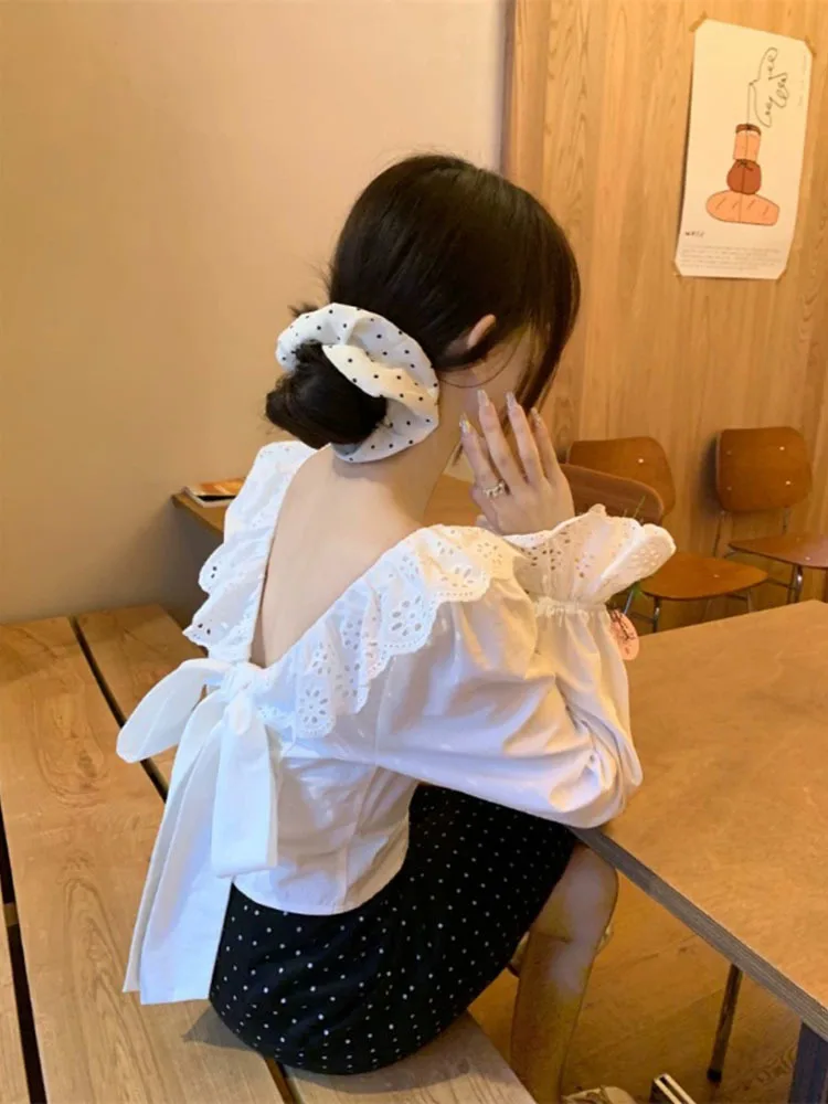 Женская блузка с расклешенным рукавом белая кружевная круглым вырезом и