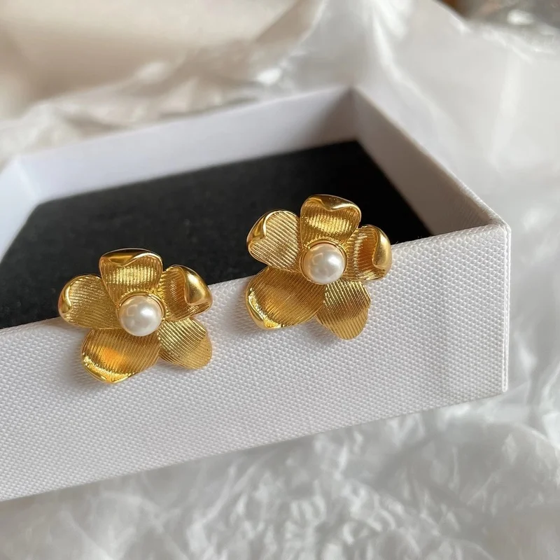 

Timeless Wonder Vintage Faux Pearl Flower Stud Earrings for Women Jewelry Designer Ins Luxury Brand Rare Prom Date Gift Top 4325