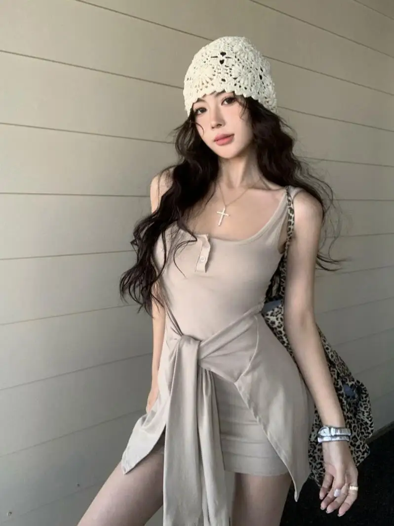 Женское облегающее платье на бретельках серое обтягивающее короткое