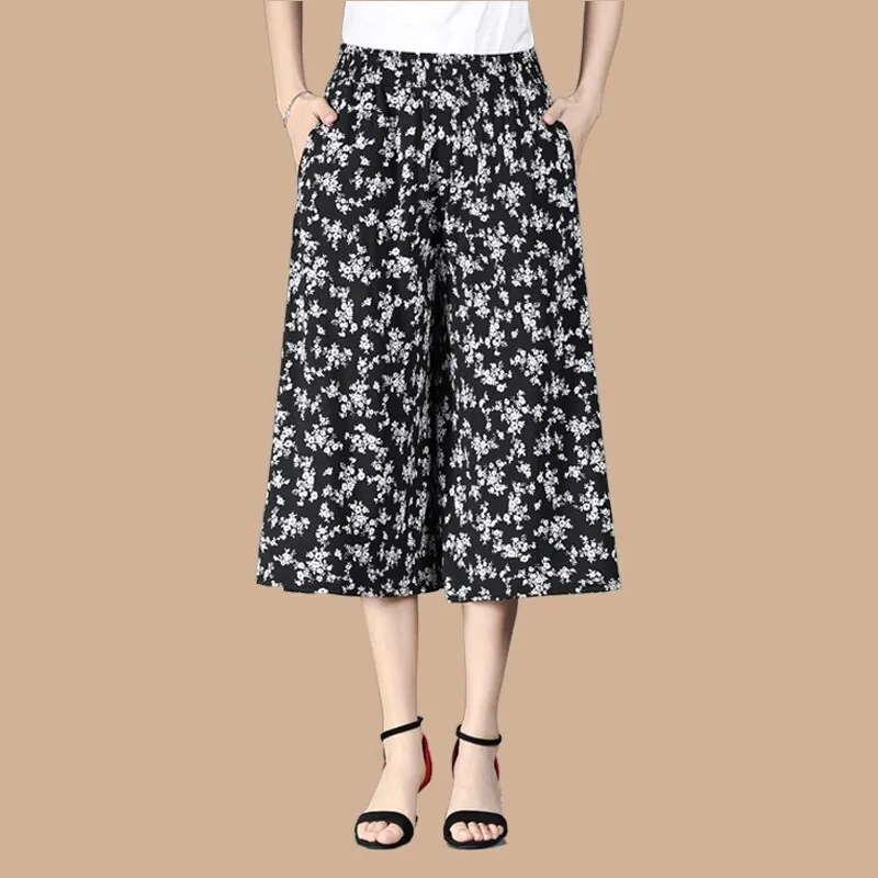 

Women’s patterned high-waisted wide-leg cropped pants