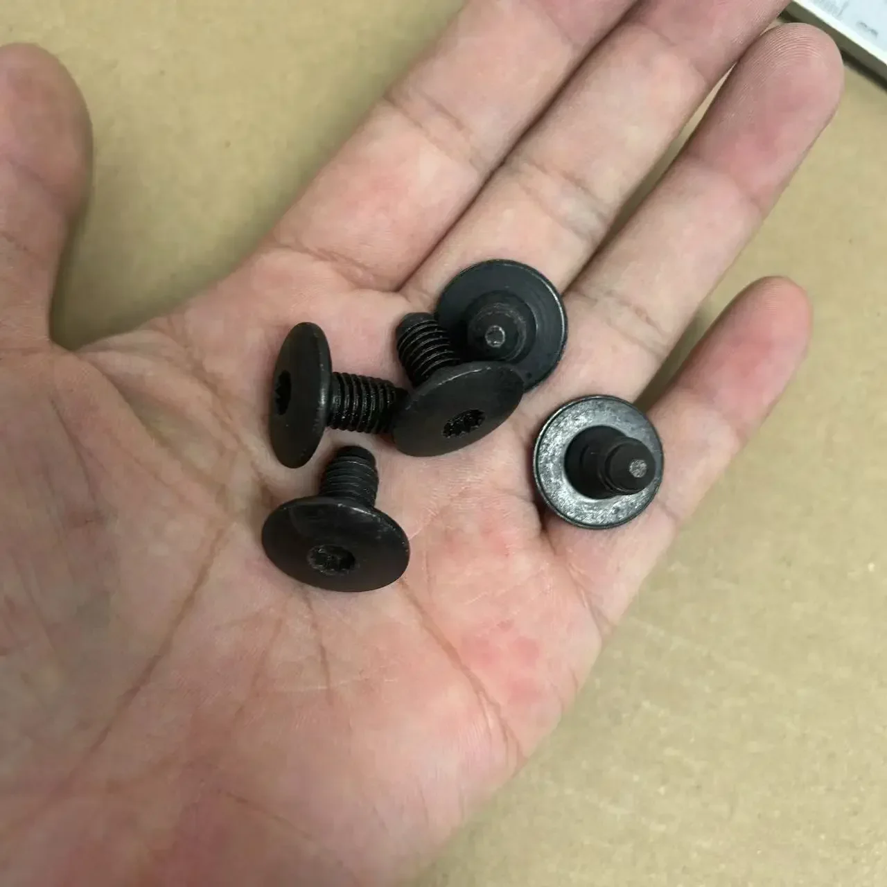 

5 шт./лот, крепежный винт для блока дверных замков автомобиля для VW CC Sagitar Magotan Jetta Golf 6 Tiguan POLO Passat