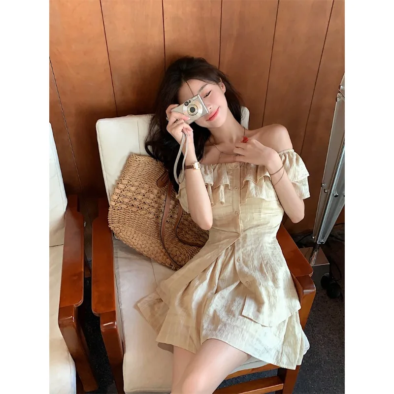 Женский костюм из двух предметов рубашка с вырезом лодочкой и шорты оборками по