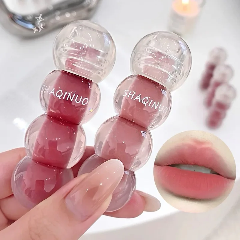 Матовая губная помада в форме грязи с низкой насыщенностью красная