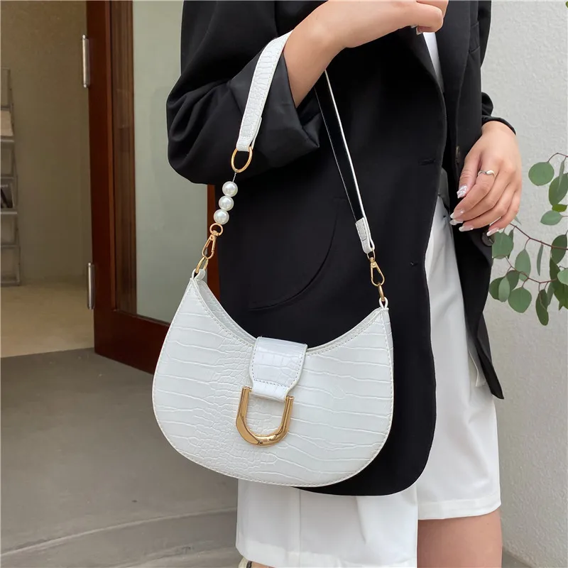 Классическая декоративная сумка через плечо с металлической пряжкой. Однотонный