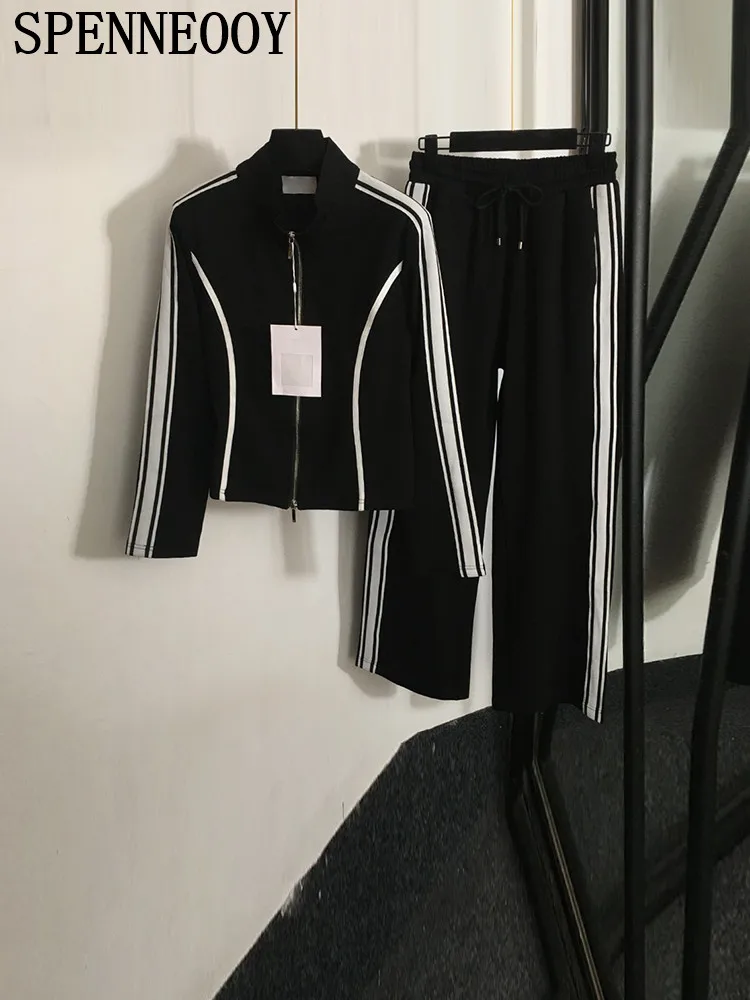 Женский брючный костюм с воротником-стойкой длинным рукавом и поясом