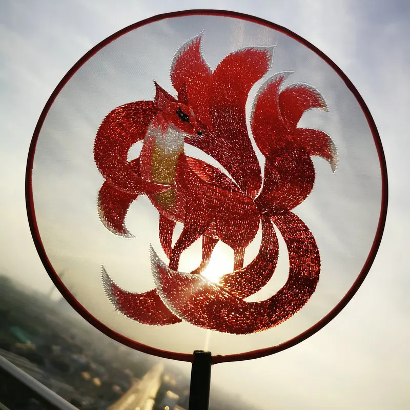 Двухсторонний вентилятор с вышивкой лисицы кисточками означает удачу Qipao Tang