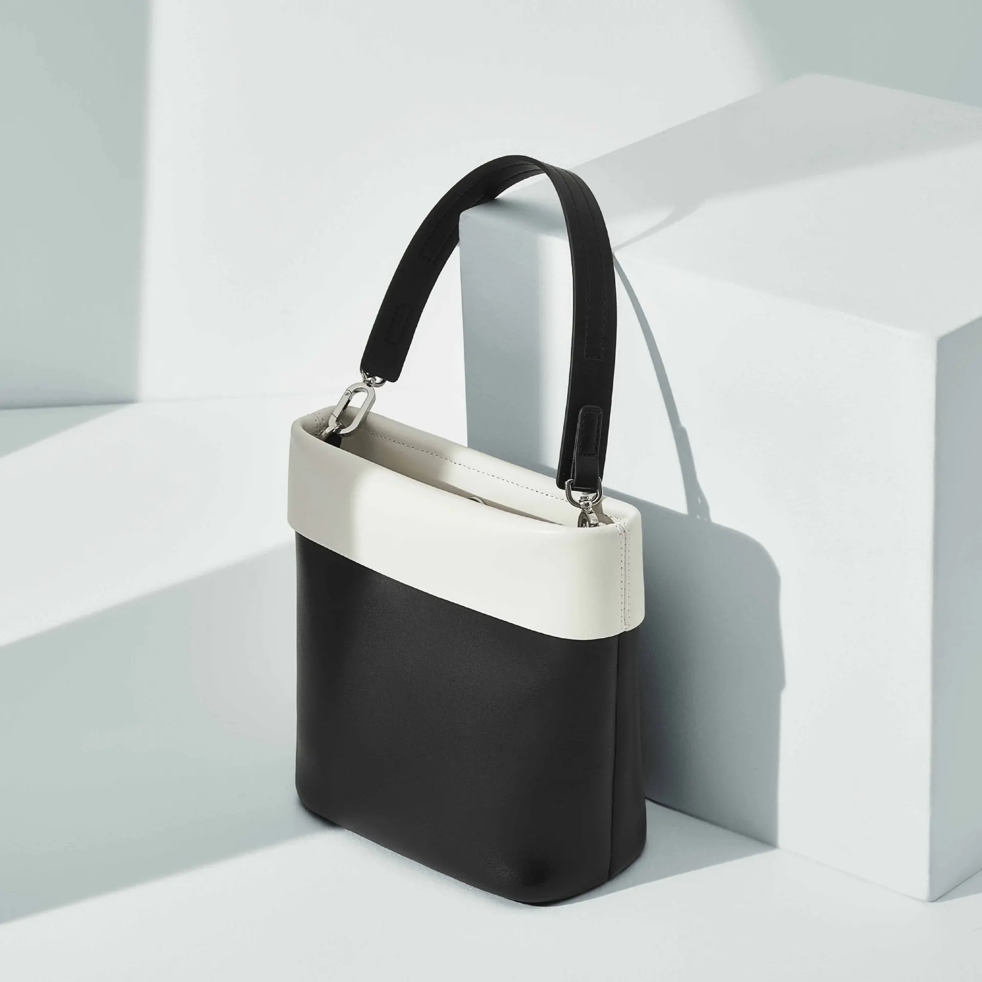 

Niche Design Commuter Fashion Leather Portable Bucket Bag Mini All-match Diagonal Shoulder Bag