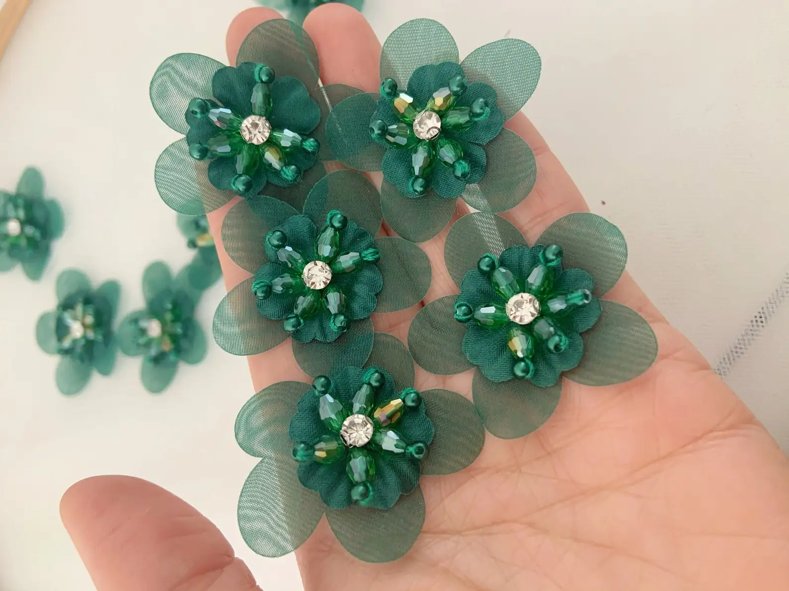 

5 шт. красные 3D Цветочные кружевные нашивки из органзы Аппликация для свадебного платья цветы ручной работы с Стразы Швейные аксессуары