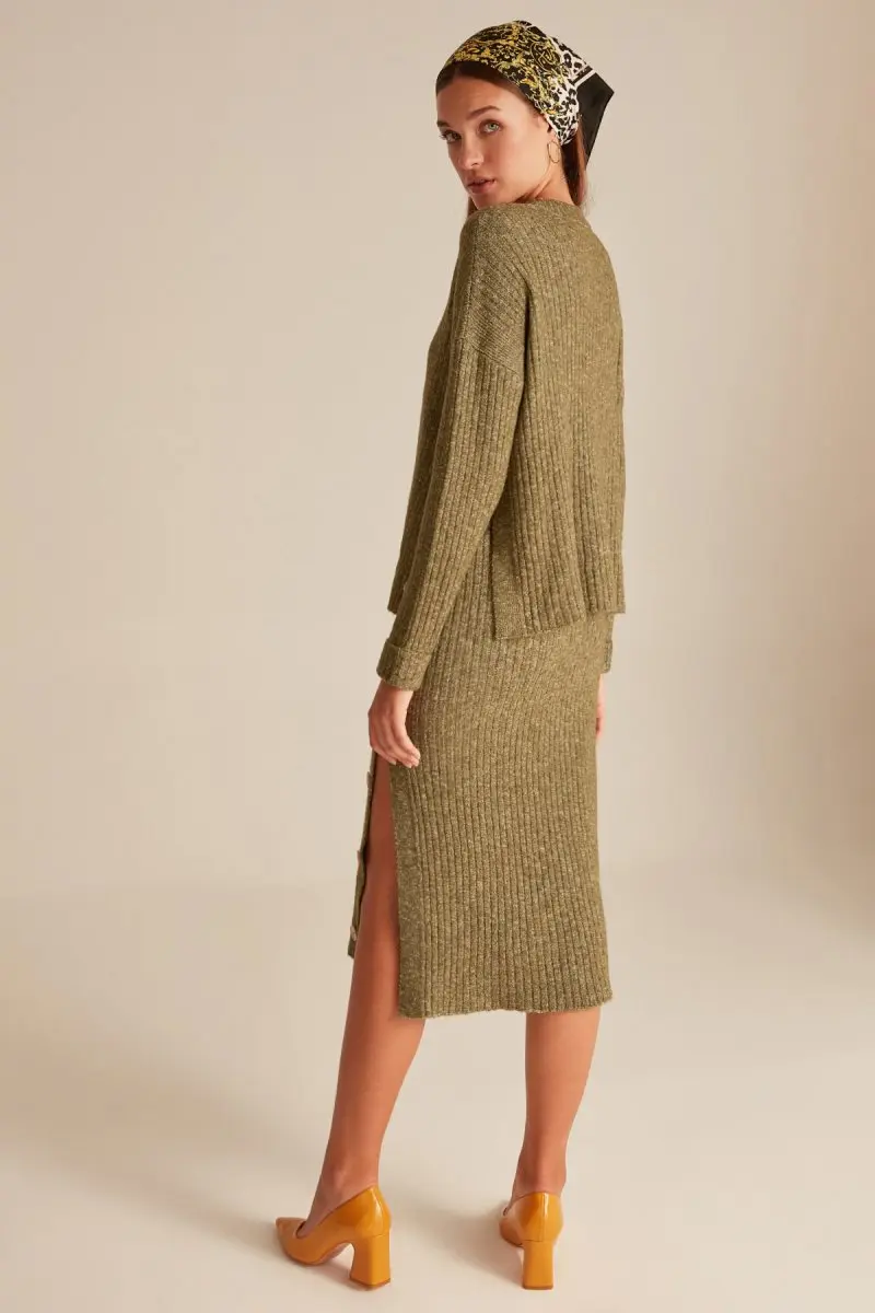 Трикотажная юбка с эластичным поясом и разрезом пуговицами цвета хаки