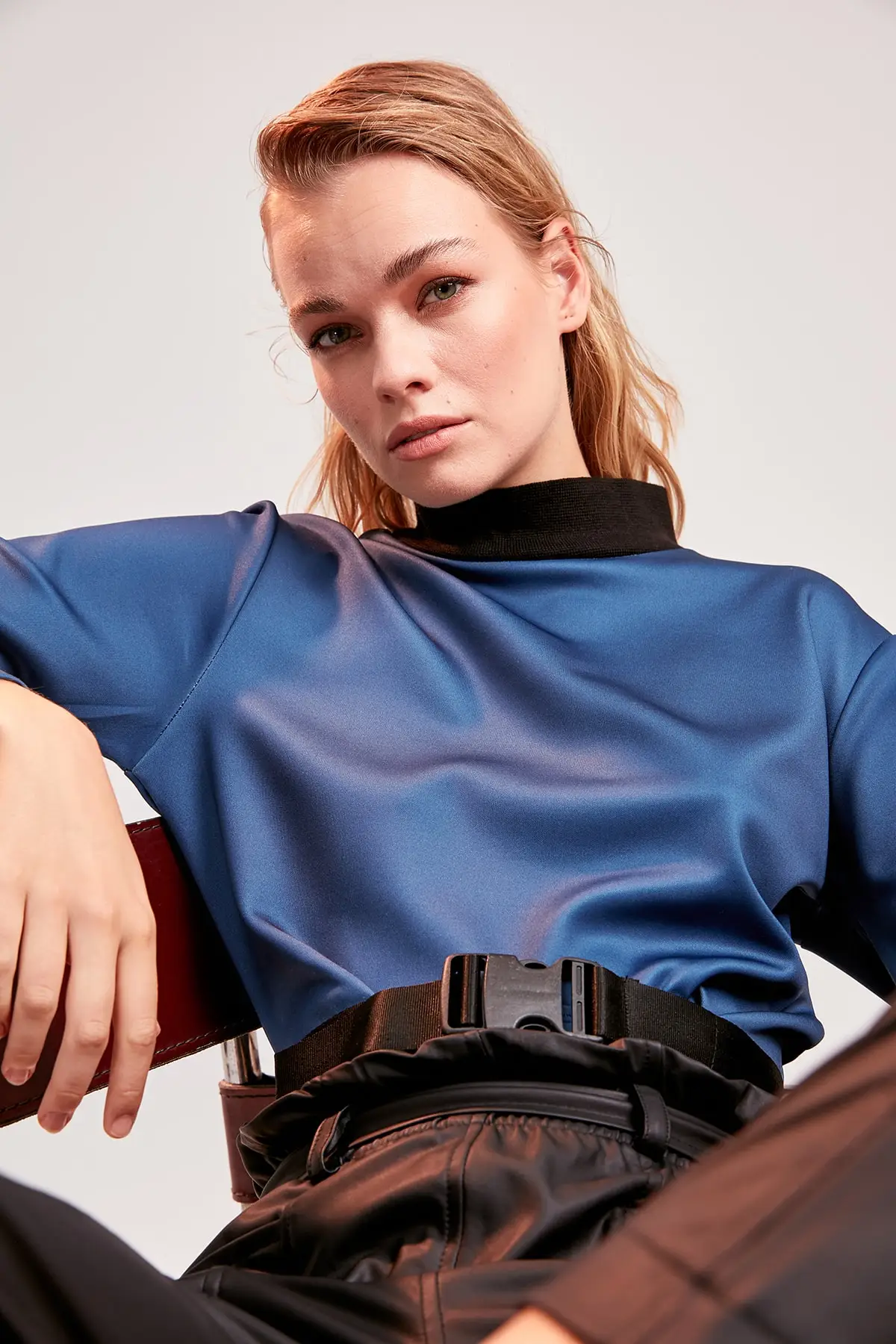 Trendyol Индиго Погружной ткани арочные кроп трикотажные толстовки TWOAW20SW0341|Женские и