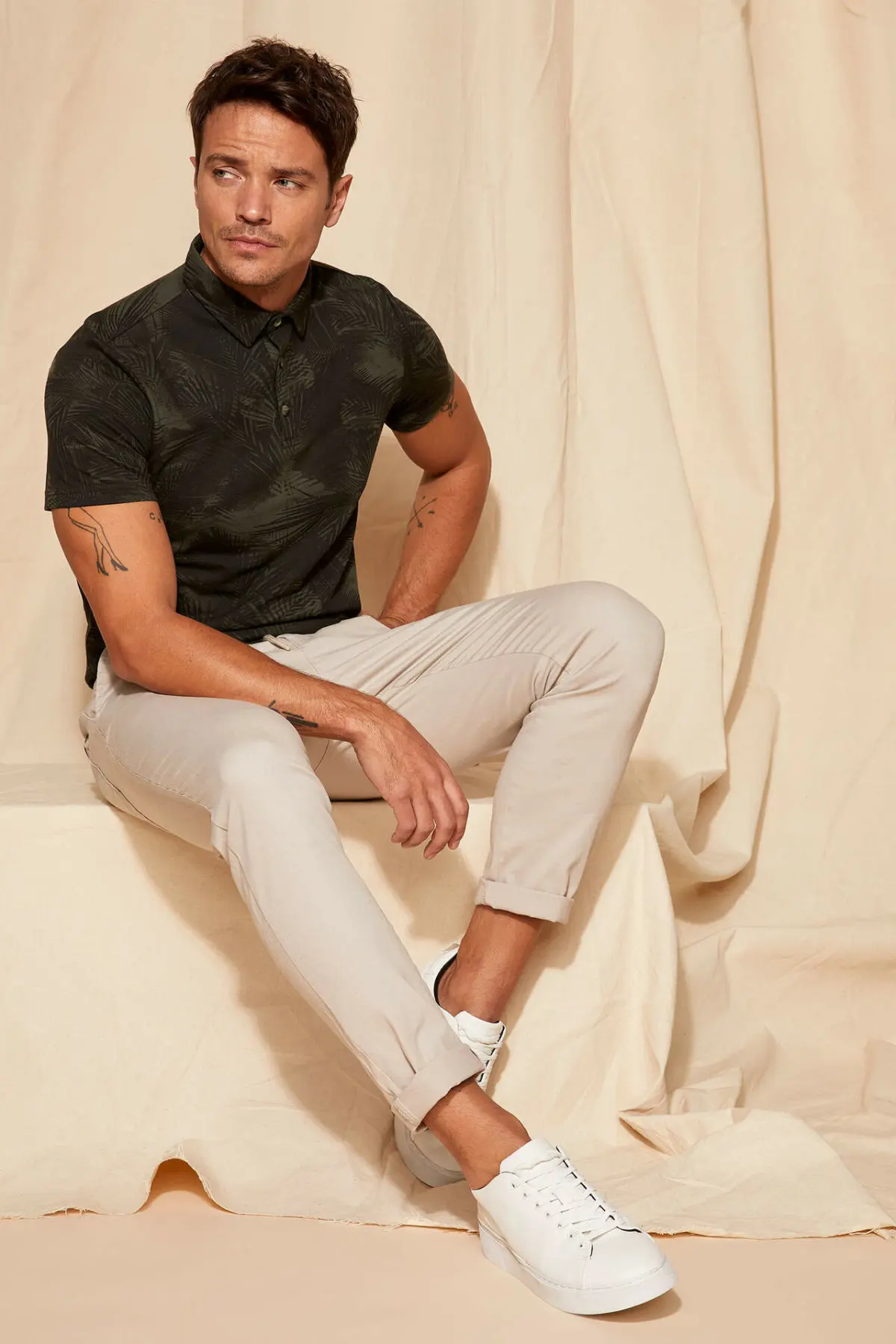 Мужская летняя футболка DeFacto темно-серая Повседневная с коротким рукавом принтом