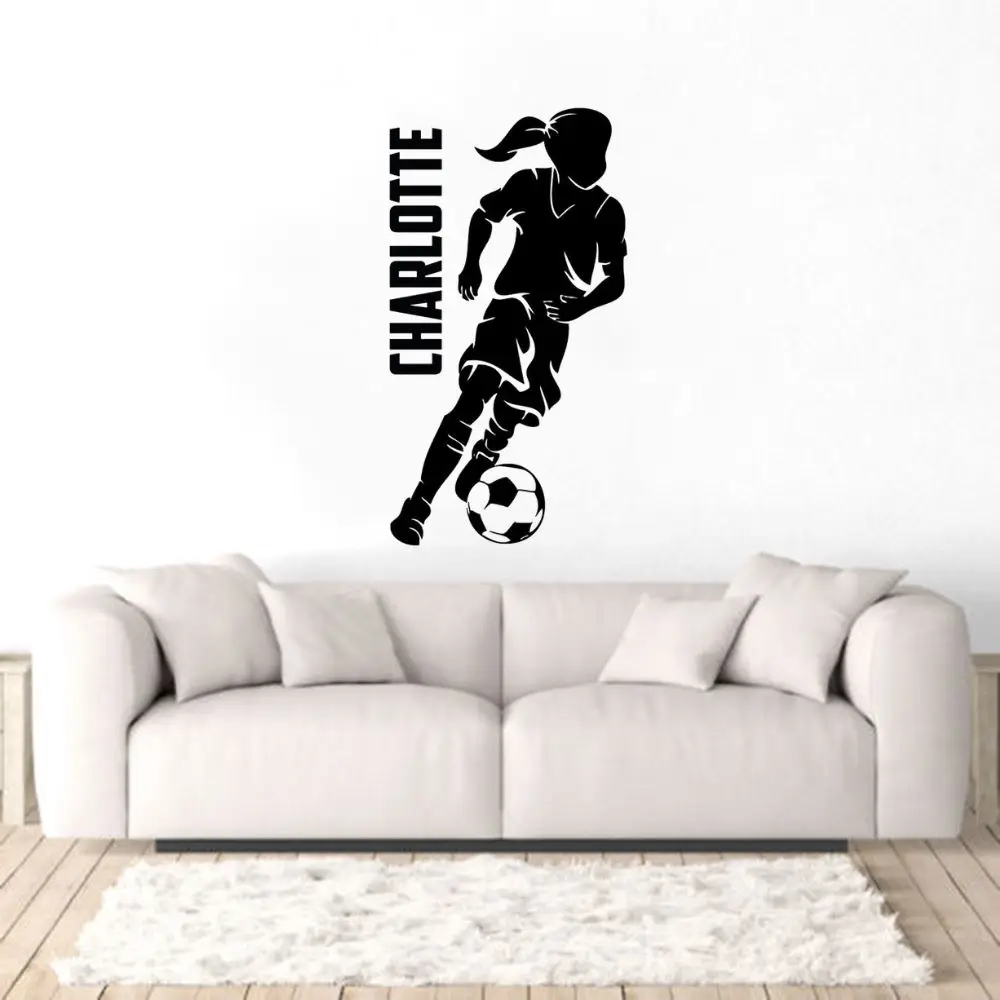 Персонализированная настенная наклейка девушки-футболистки для спальни или гостиной, декор искусства в стиле спорт (арт-декор) A002943.