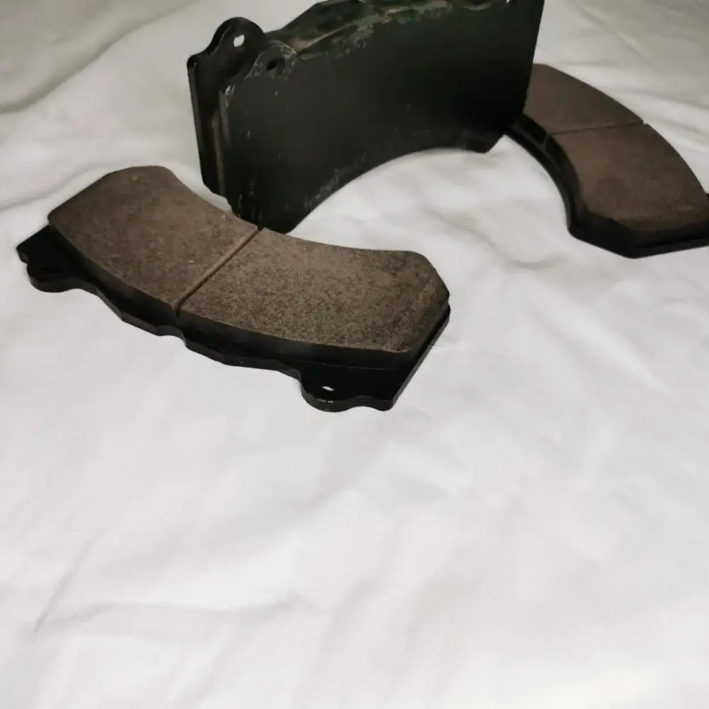 

Тормозные колодки оригинального размера для передней оси Nissan GTR R35, работают с тормозными дисками из углеродистой керамики