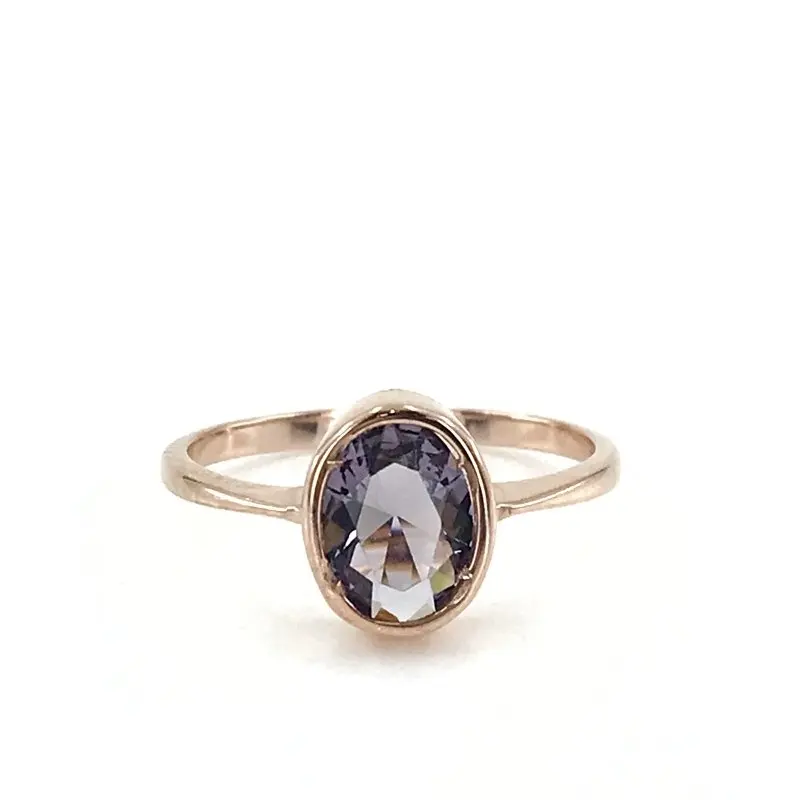 Элегантное серебряное кольцо с миниатюрным аметистом и овальным вырезом |