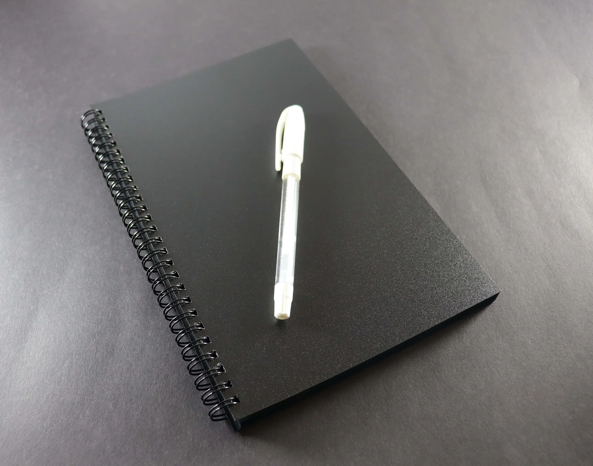 caderno folha preta 16 x23 espiral 40 folhas 80 pagina e caneta gel branca caderno