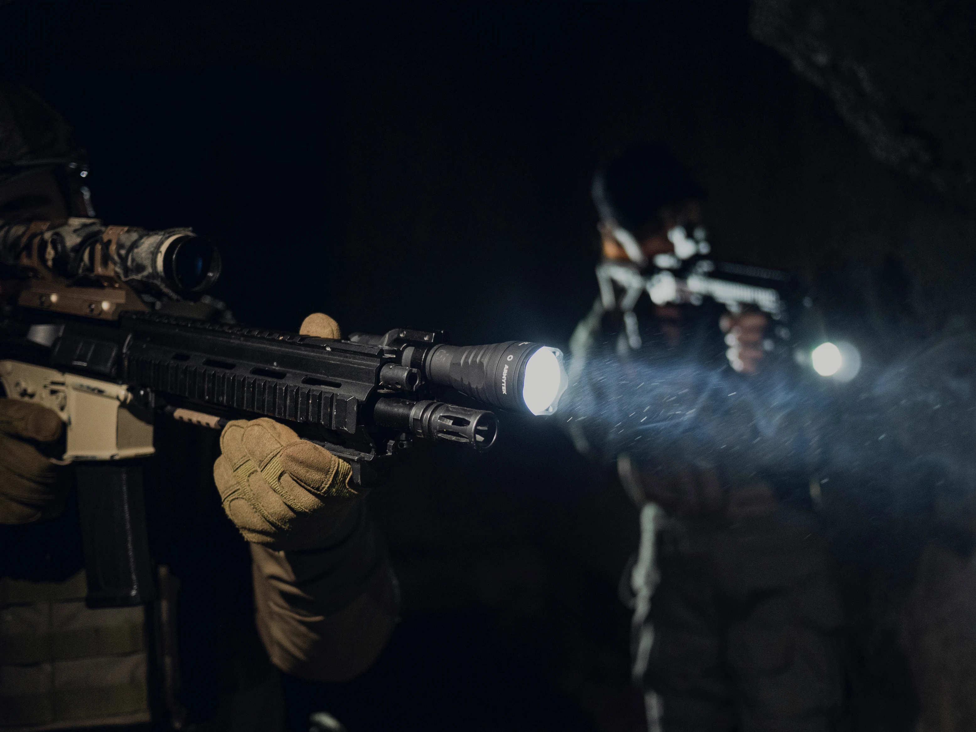 Светодиодный тактический фонарик Armytek Predator Pro XHP35HI магнитный перезаряжаемый с USB