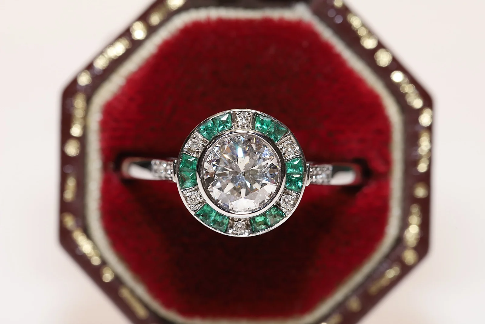 

Perfect Art Deco New Made 18k Gold Natural Diamond and Emerald Decorated Amazing Ring