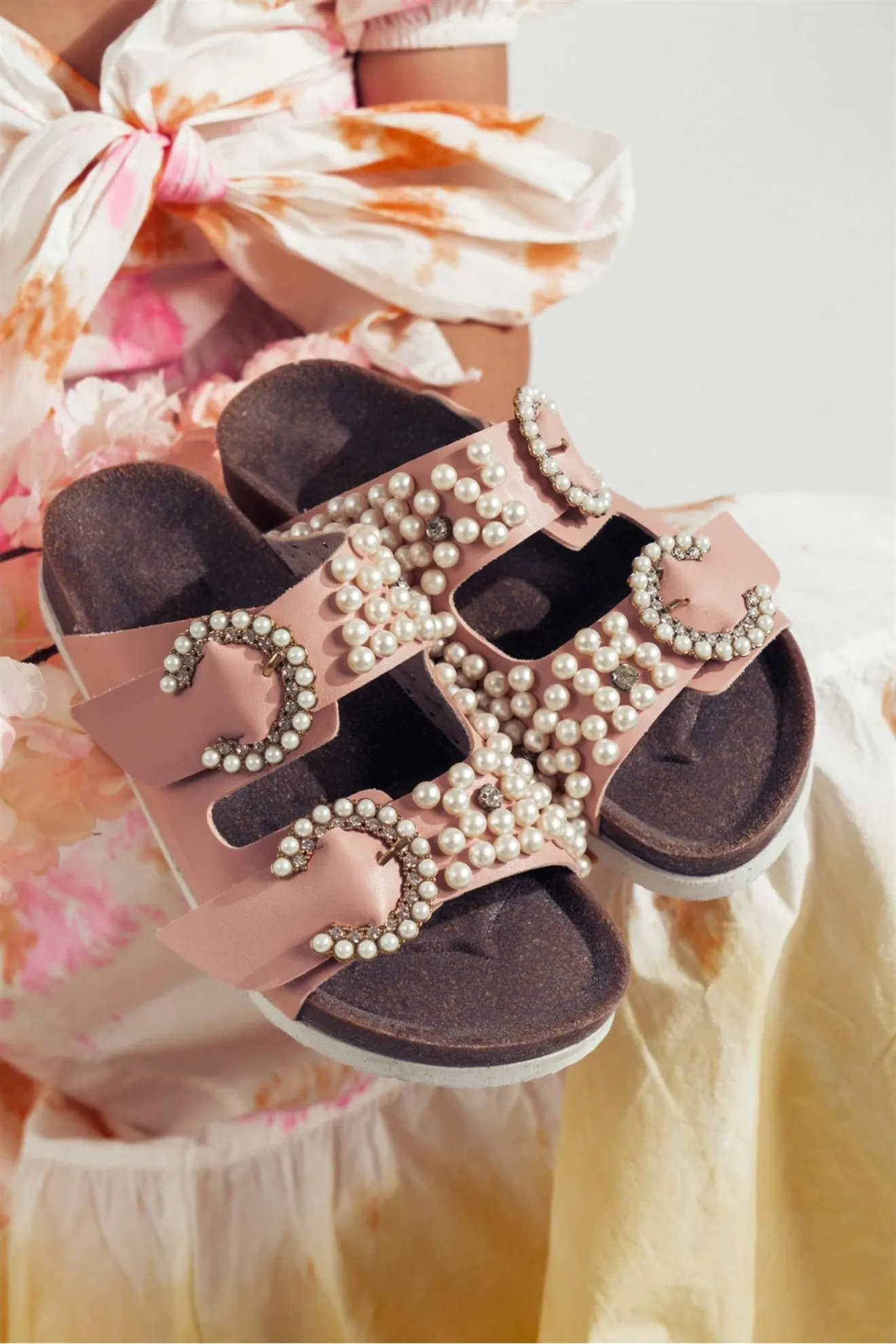 Pearl Detailed Buckled Slippers Women slippers New summer 2022 Flat bottom Sequins Sandals Thick bottom schoolgirl fashion shoes
