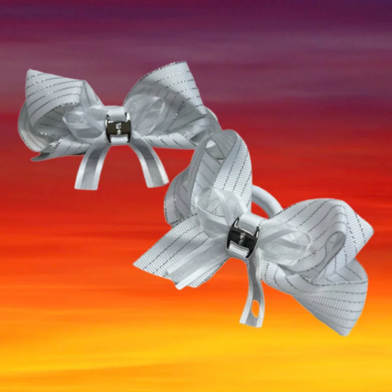 Банты для волос девочек белые Цена за 2 штуки банты на резинке. |